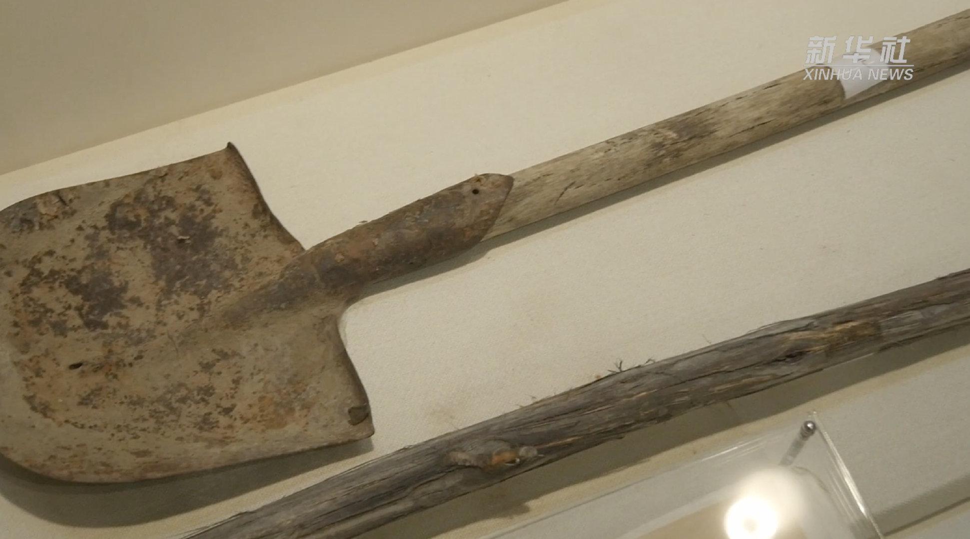 用铁锹用生命修通的的天路