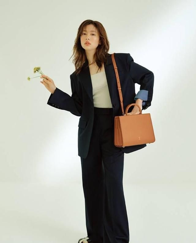 郑秀敏办公室小姐风度翩翩这是春季时尚的精髓