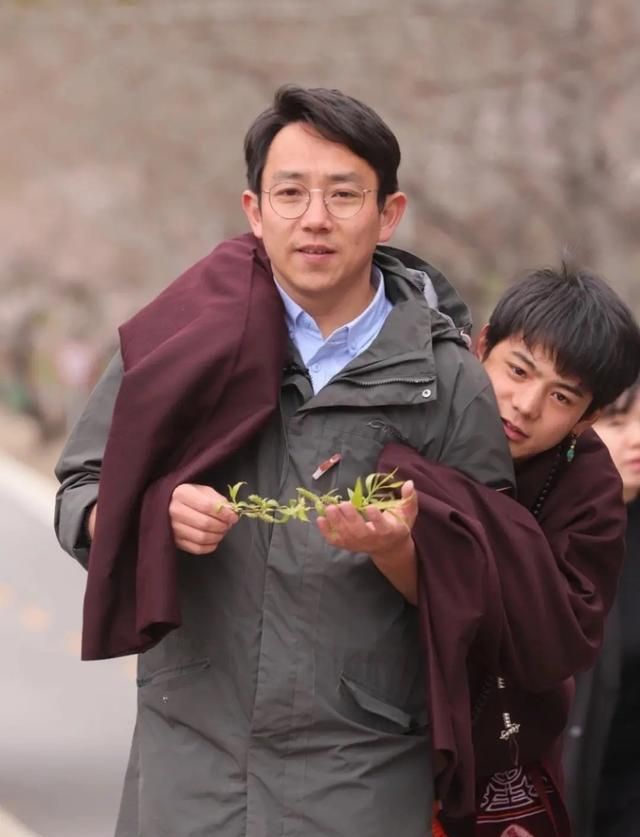 他能够取得今日的成绩,离不开背后的老板|丁真|杜冬|理塘_新浪新闻