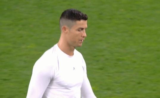 c罗又躲球!防守用手遮脸 不起跳,球从他头顶飞过,0进球 0过人