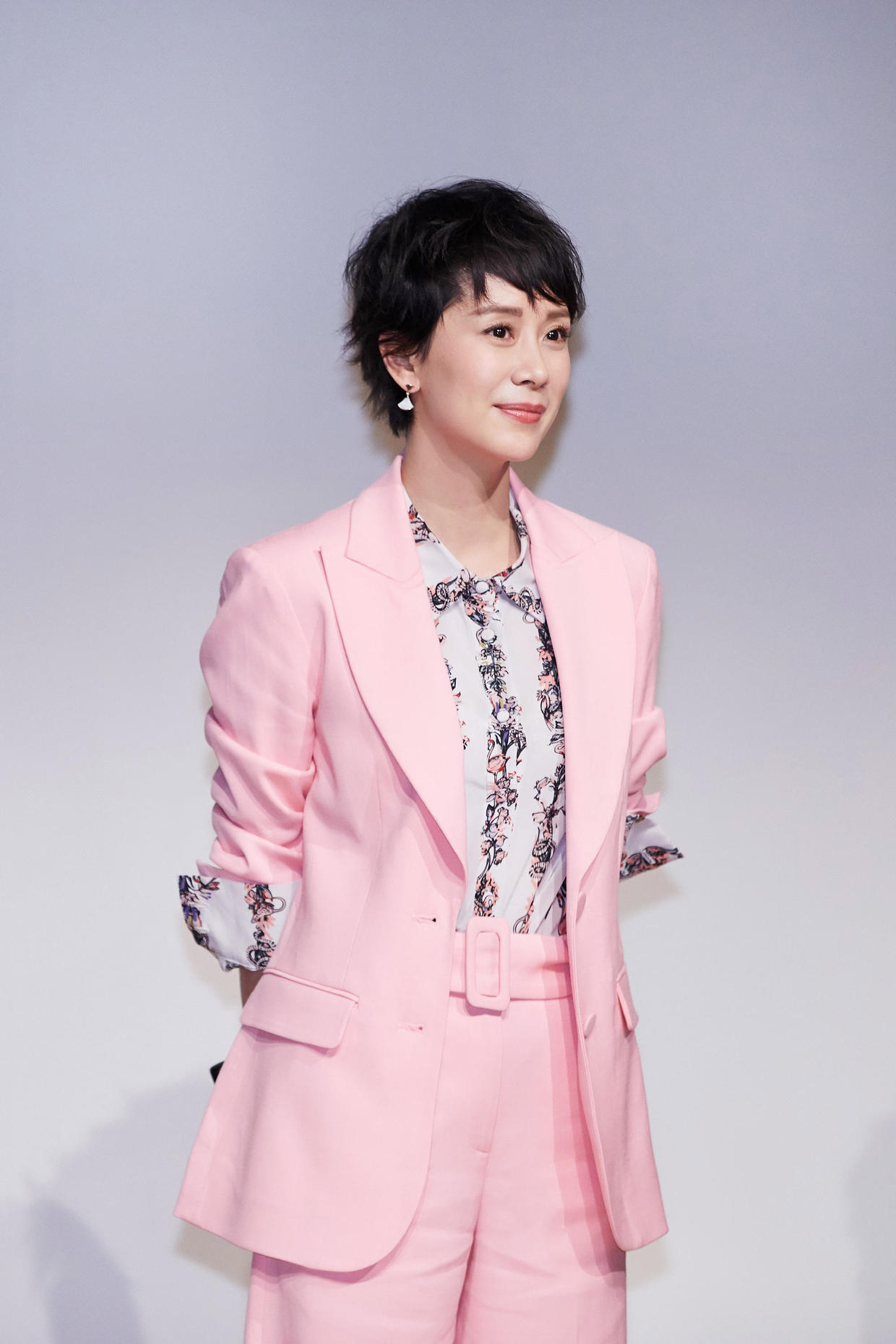 海清这状态70后里罕见穿粉色西服套装减龄又执行清爽温柔