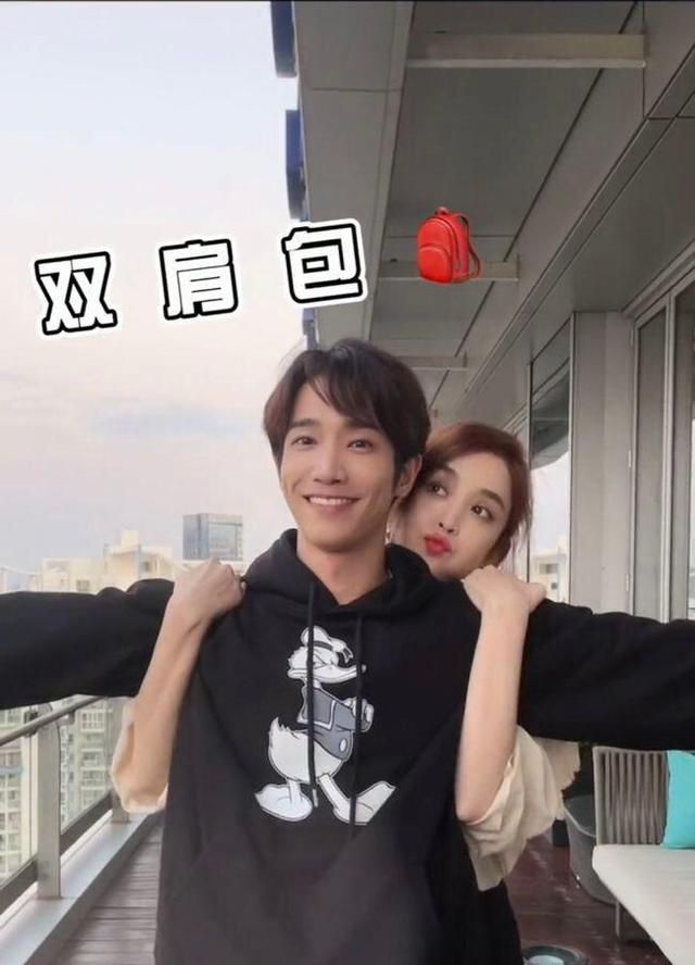 而古力娜扎则化着精致妆容,气质出众,抱着刘以豪还嘟嘴卖萌向他撒娇