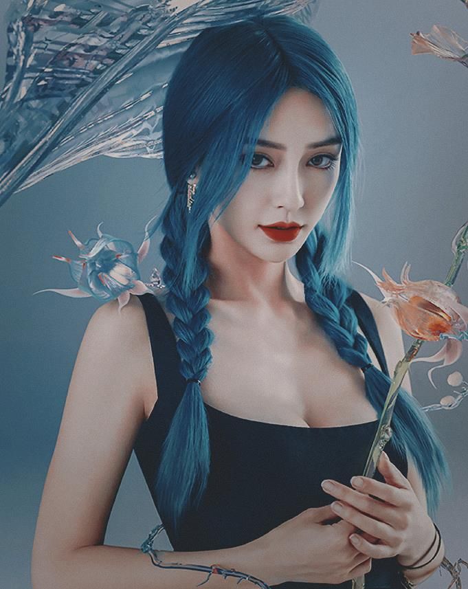 女星人鱼姬盘点angelababy蓝发太气质吴宣仪曾挑战透视裙