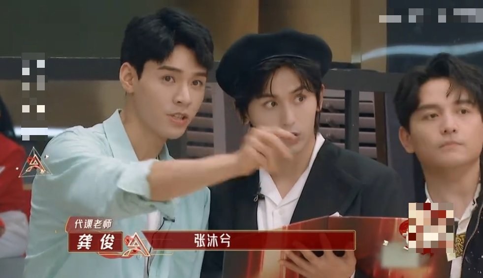 张哲瀚龚俊同录综艺,前者脸盲频认错学员,后者两次秒解围太默契