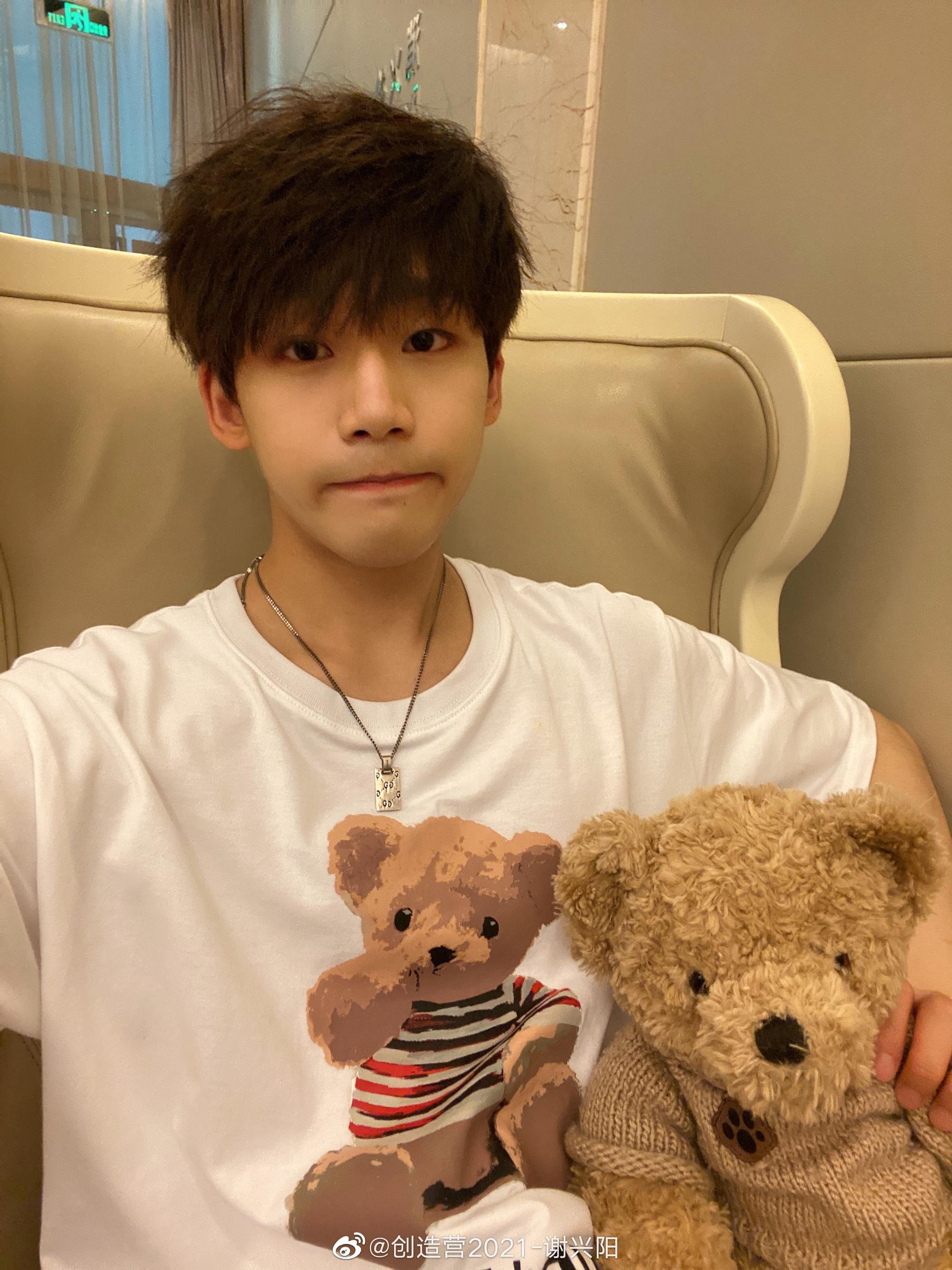 小熊本熊谢兴阳自拍照慵懒帅气可爱十足