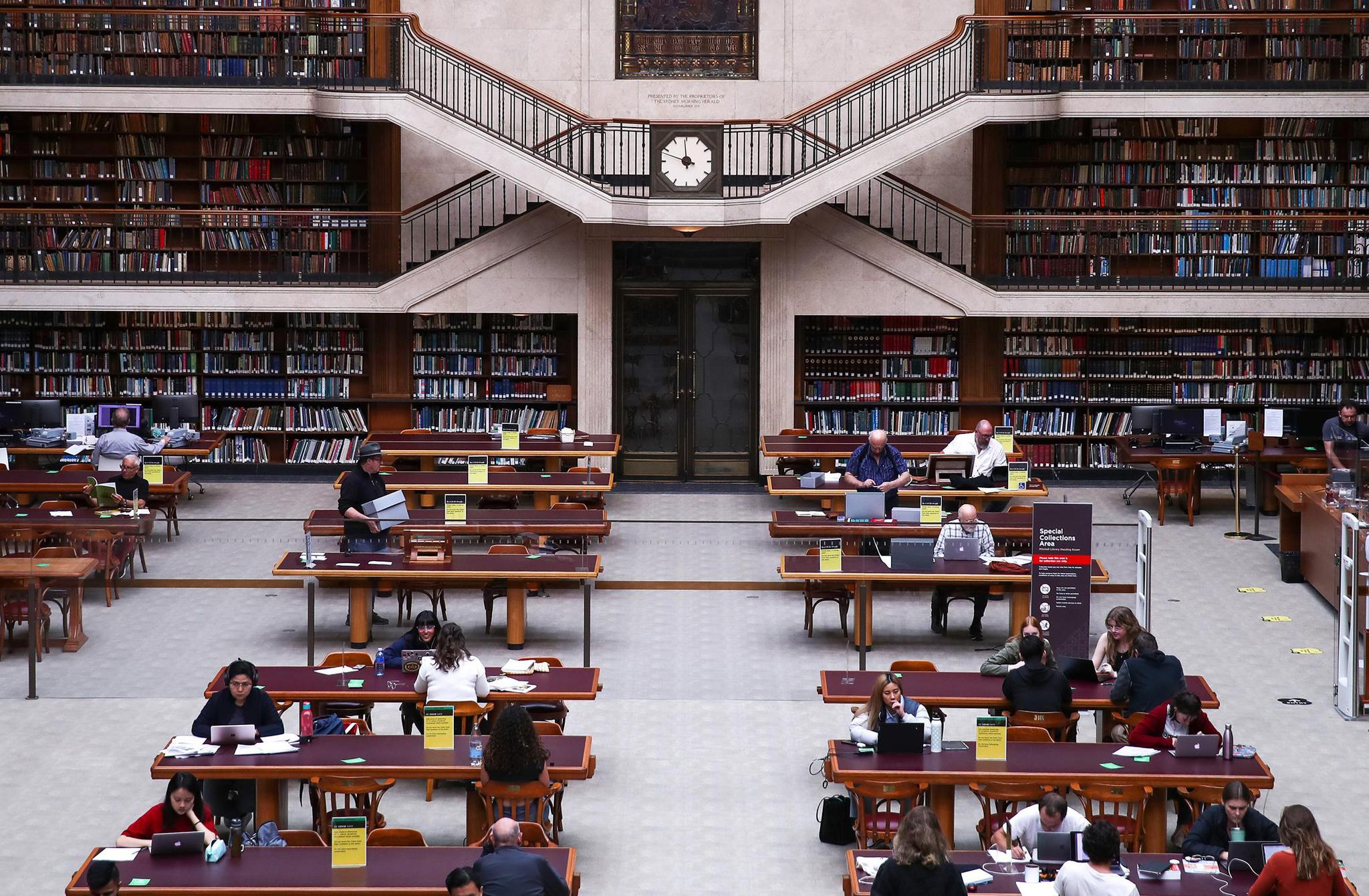 立图书馆馆长玛吉·巴顿向记者介绍莎士比亚藏书馆的初版莎士比亚著作