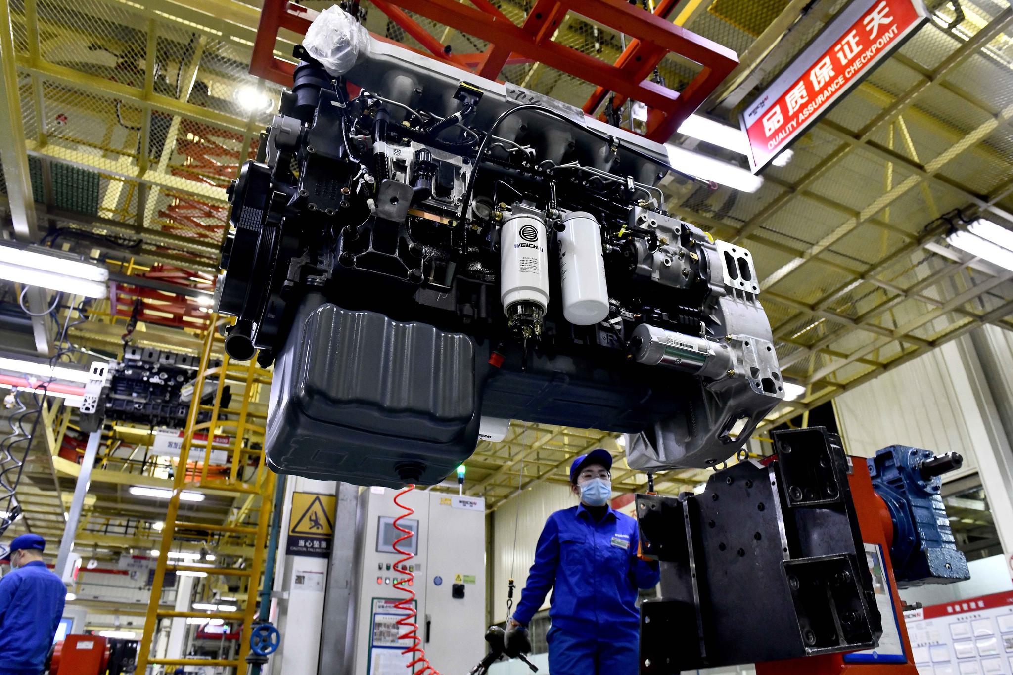 4月22日,在位于山东潍坊的潍柴集团总装车间,工人在流水线上装配