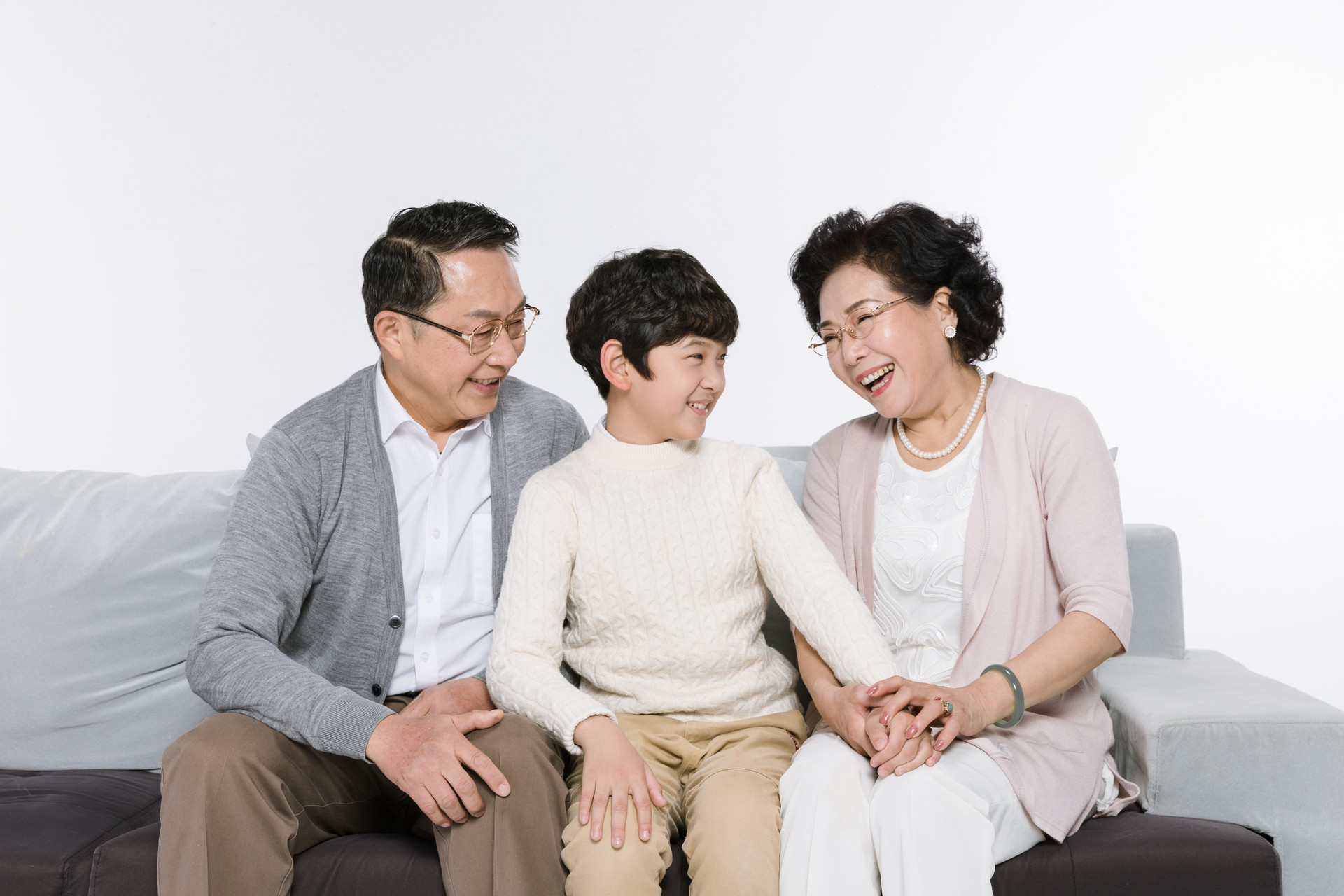 老人带孩子注意这3件事省得干活落埋怨减少家庭矛盾