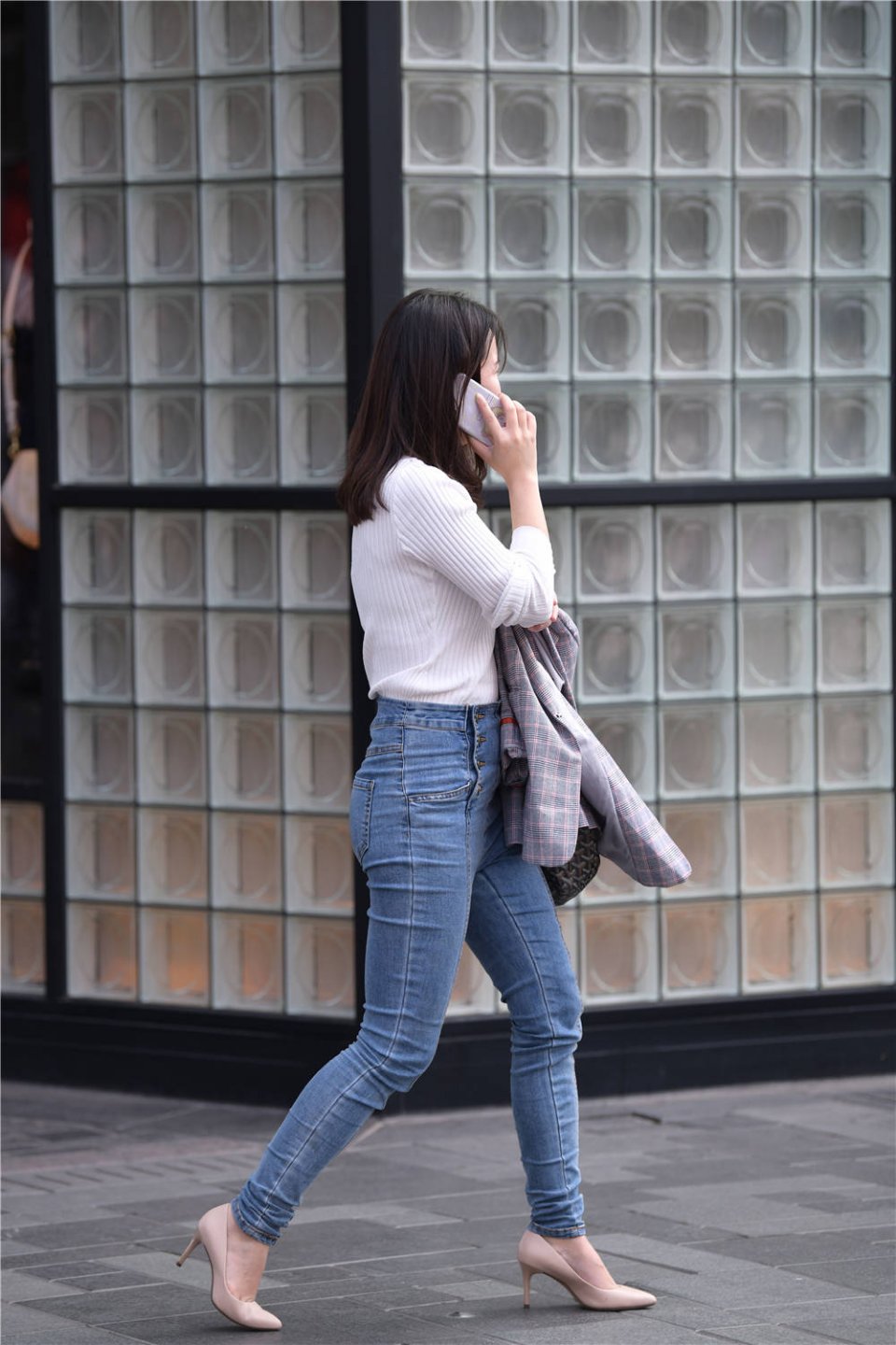 紧身高腰牛仔裤,搭配尖头细跟鞋,时尚经典的组合