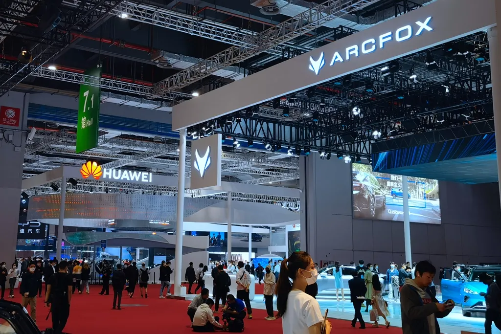 汽车看点 自媒体 正文2021上海车展上,华为展台就在极狐展台边上