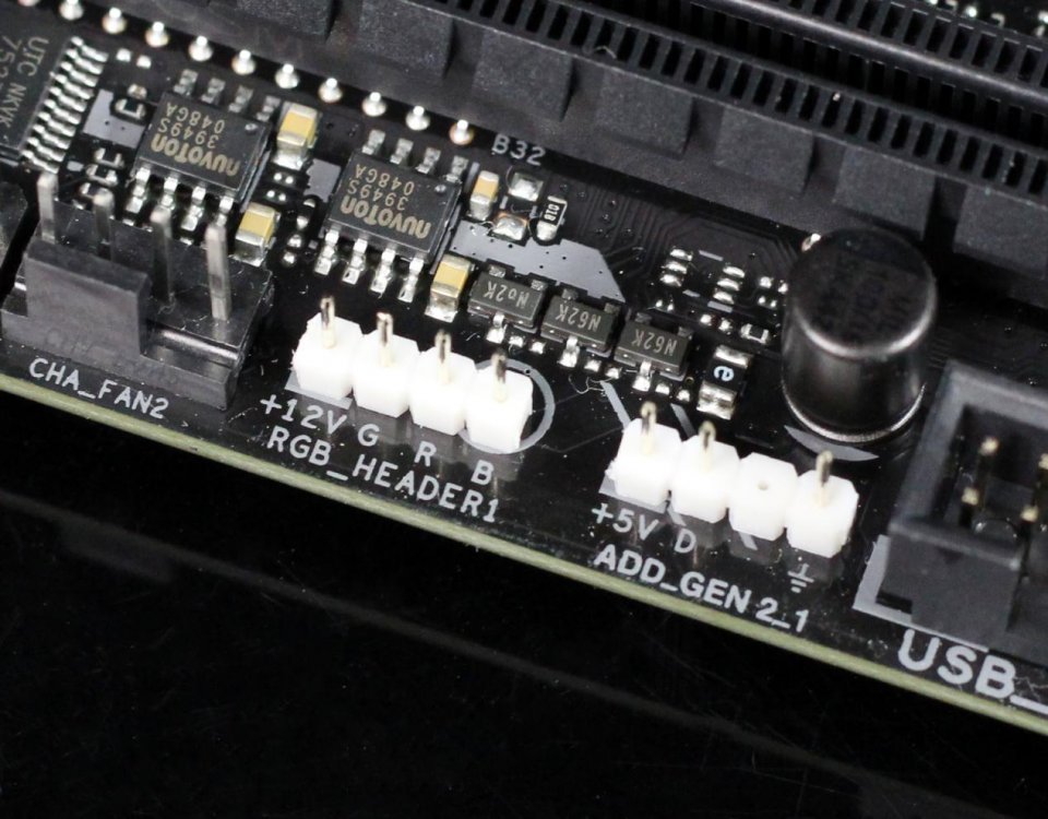 靠近内存插槽附近一侧,有一组3 pin 5v argb与4 pin 12v rgb灯光扩展