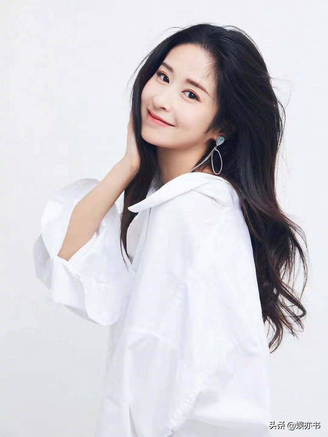 颖儿 白衬衫搭配微卷长发,慵懒随性,温柔优雅