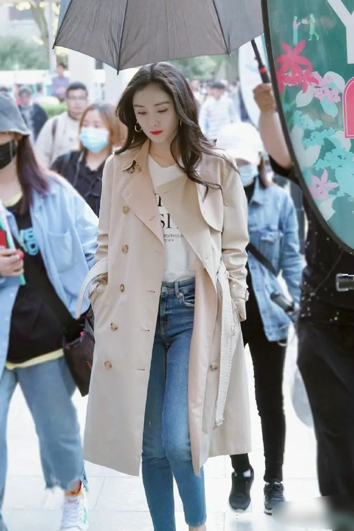 杨幂路透被吐槽穿垫肩西装肩宽背厚显壮网友喊造型师出来挨打