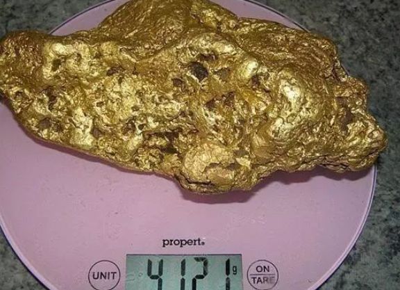 男子捡了一块奇怪的石头起初以为是垃圾洗干净后放声大笑