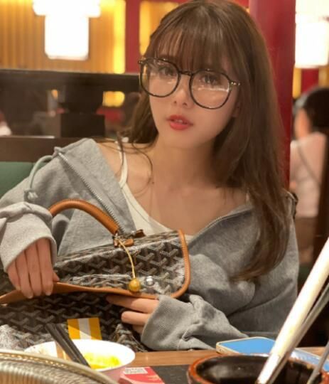 而是骆歆吃饭时的穿着以及高颜值,能看到第一张带着大框眼镜长发披肩