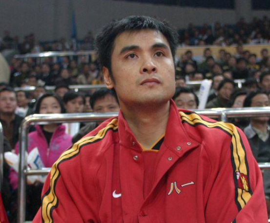 从刘玉栋身上穿的军装其实就可以看出他的军衔,臂章上面是两杠四星,就