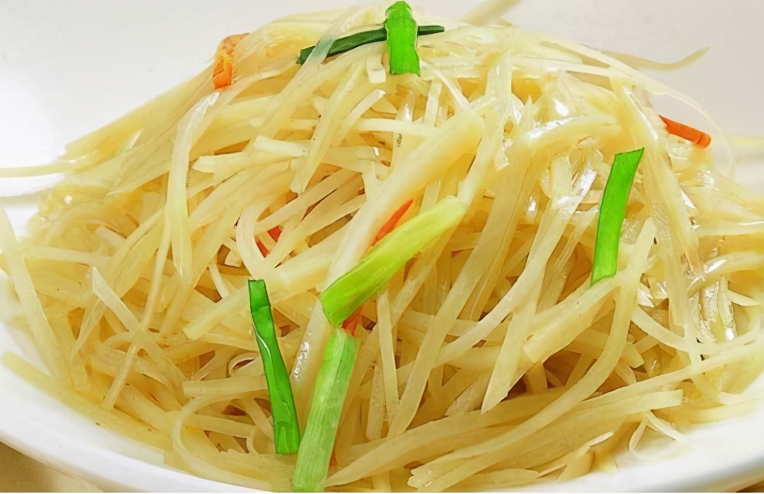 清炒土豆丝2,锅上火,下入底油烧至五成热,放入葱,姜爆香,下入a料略炒