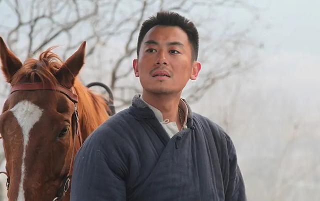 《红高粱》的播出给了朱亚文事业上的更好发展,虽然余占鳌也是硬汉型