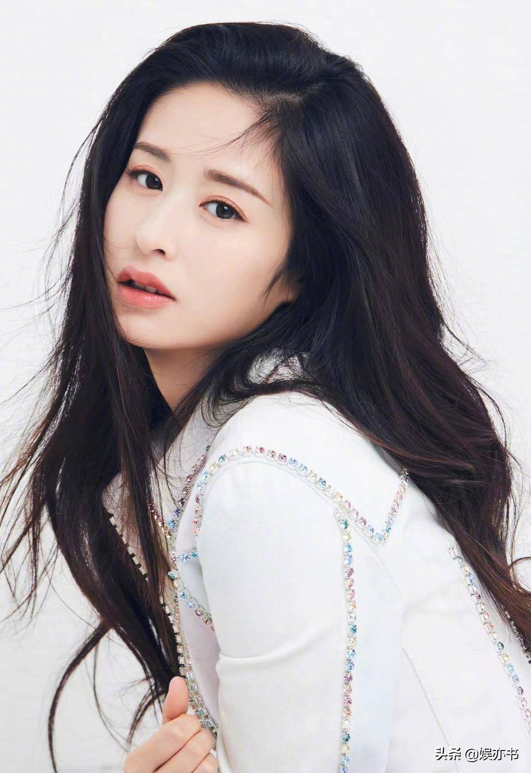 颖儿 白衬衫搭配微卷长发,慵懒随性,温柔优雅