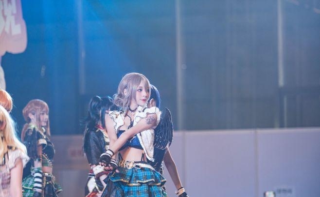 b站舞小喵新作不跳舞狂笑两分钟很魔性贱笑都要邀请配音