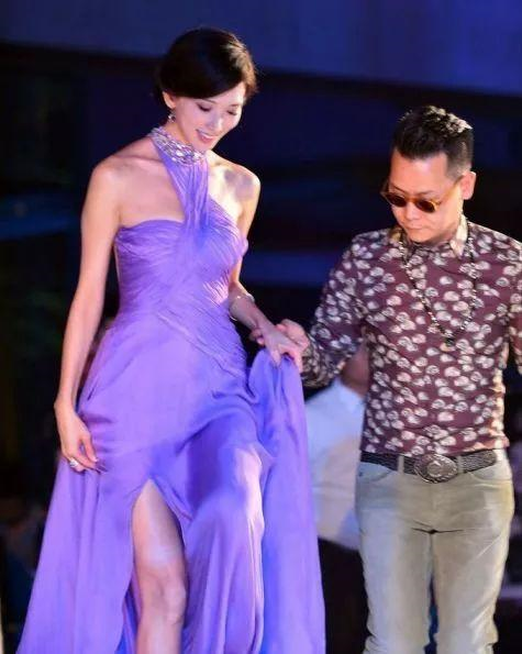 被林志玲的葫芦身材美到了穿紫色露背裙华丽高级优雅迷人