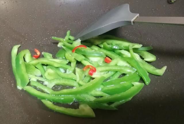 江南时蔬一绝之溧阳白芹清香脆嫩可拌可炒制作简单营养丰富