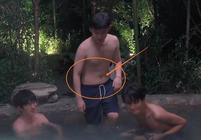 出来的效果都有点差强人意,从他的背部看也是没有什么肌肉线条可言