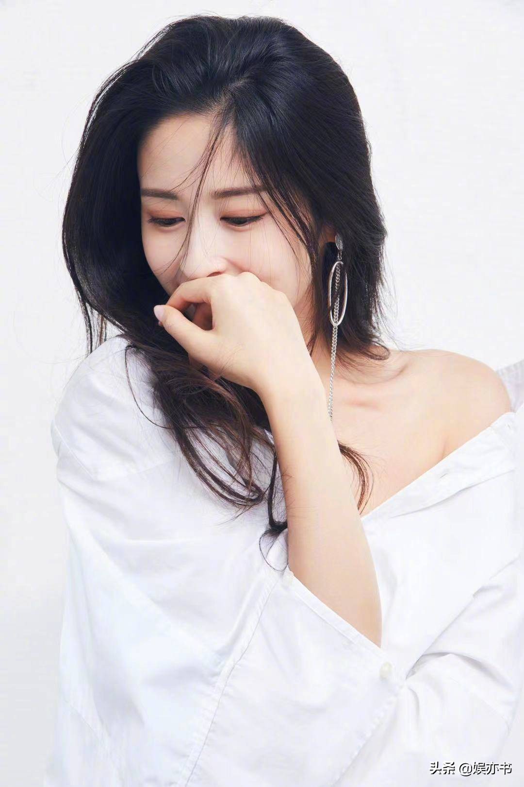 颖儿 白衬衫搭配微卷长发,慵懒随性,温柔优雅