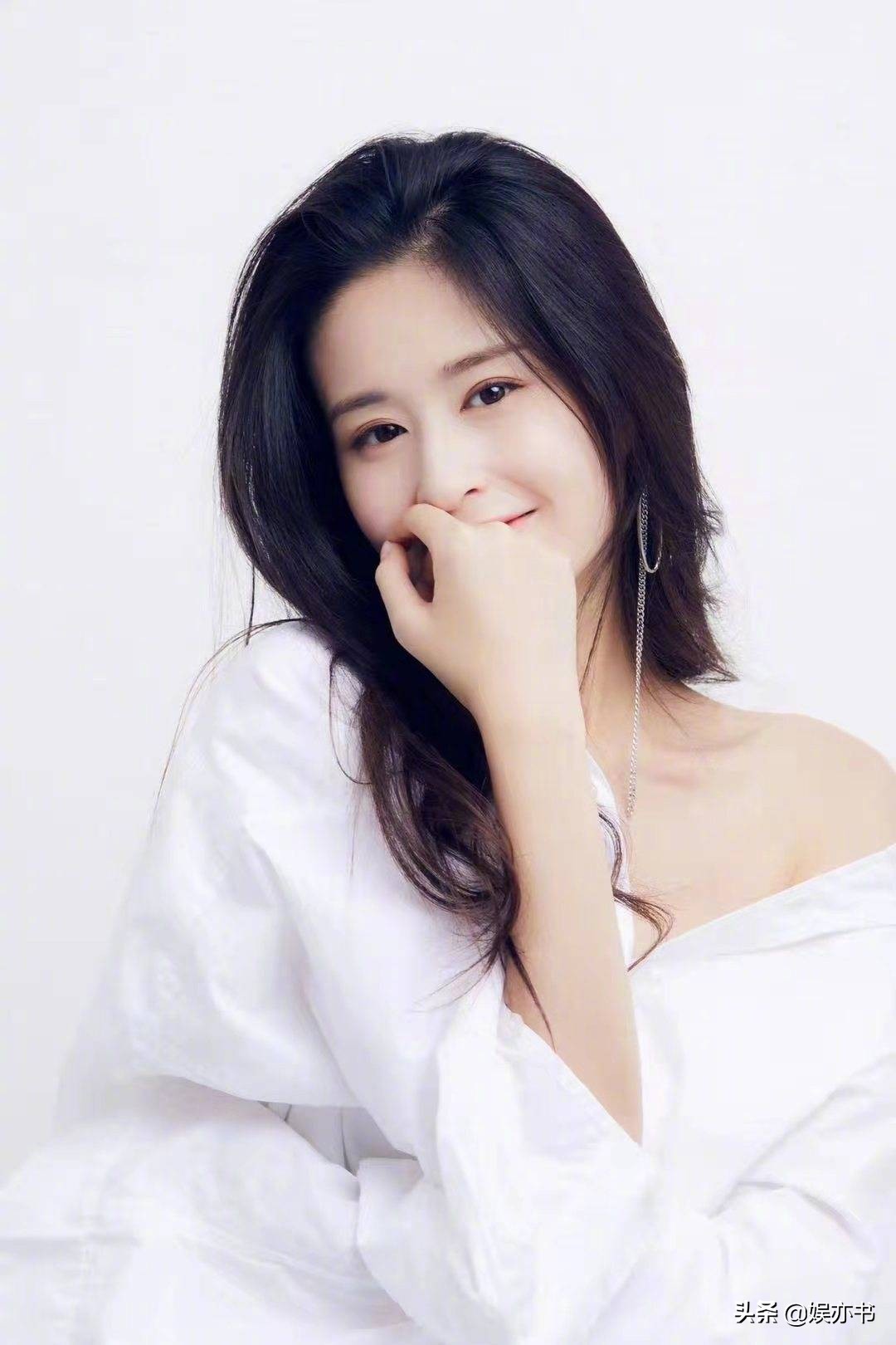 颖儿 白衬衫搭配微卷长发,慵懒随性,温柔优雅