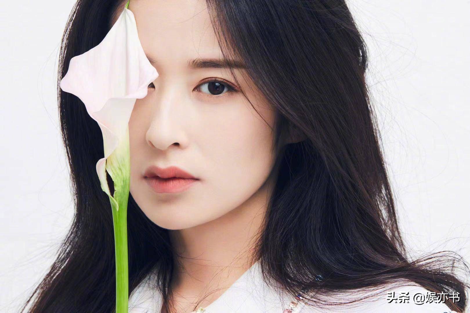 颖儿 白衬衫搭配微卷长发,慵懒随性,温柔优雅