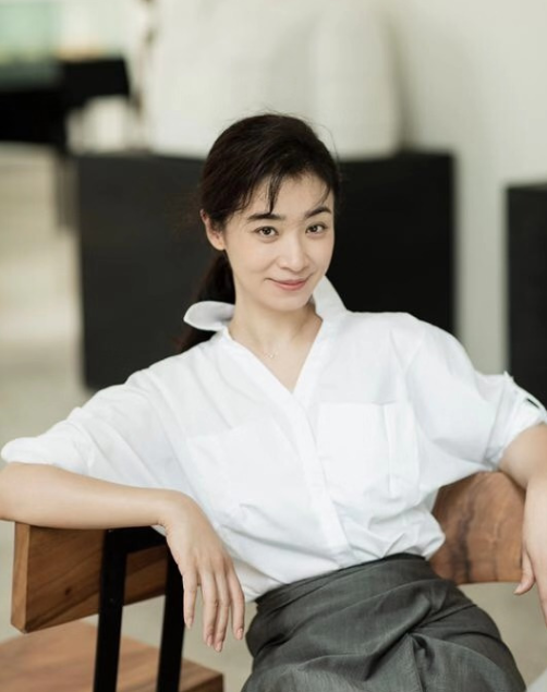 据悉,杨婷和李乃文是中央戏剧学院的校友,在校期间,他们便经常搭档演