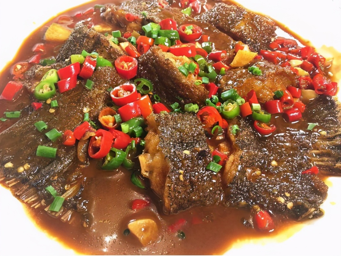 红烧鸦片鱼9.加生抽,糖炒匀,出锅;8.放入双菇翻炒;7.