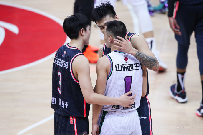 好基友高诗岩赛后去酒店道别胡明轩谈两人友谊看哭球迷