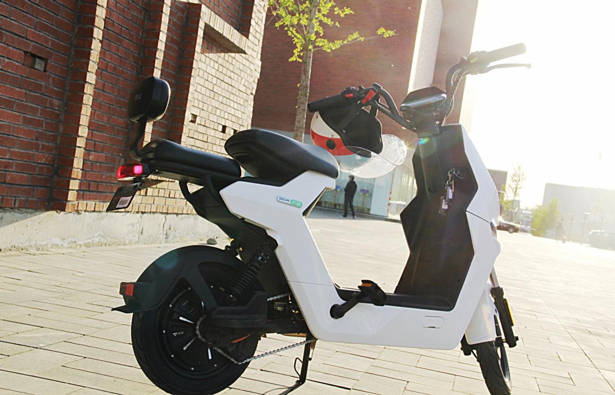 小牛电动gova f0的充电接口设置在座垫前端的下方,充电口上设置有透明