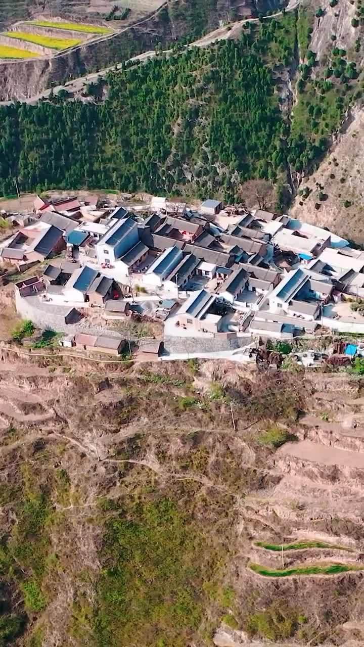 甘肃网红村庄,大山深处,一座建在山顶悬崖上的村落