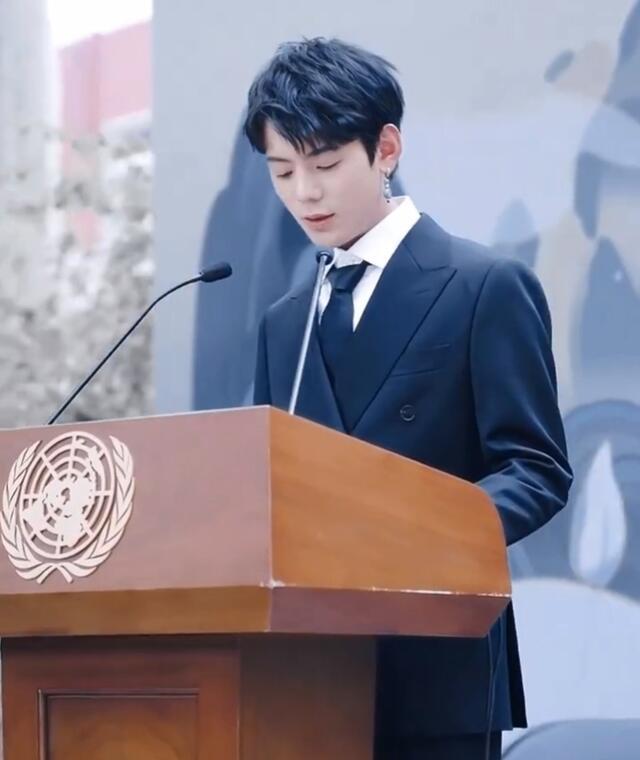 丁真穿上西装参加活动上台毫不怯场帅气惊艳不少网友