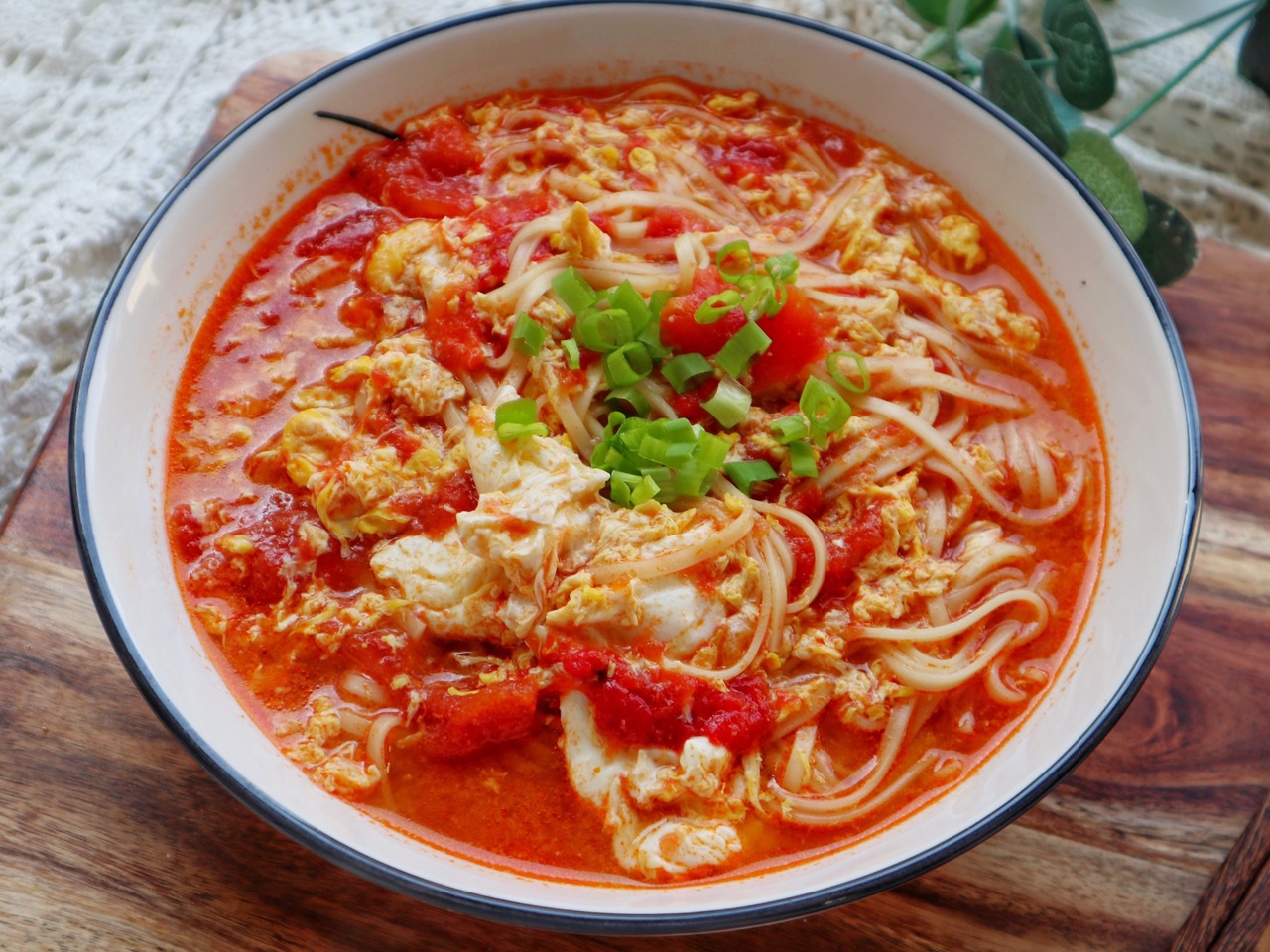 8,这样一碗简单方便的家常,西红柿打卤面就做好了,简单还方便,随手