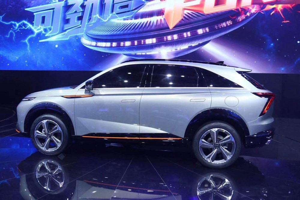 从外观上看,新物种xy有别于所有现款哈弗车型,开放式前格栅更加舒展了