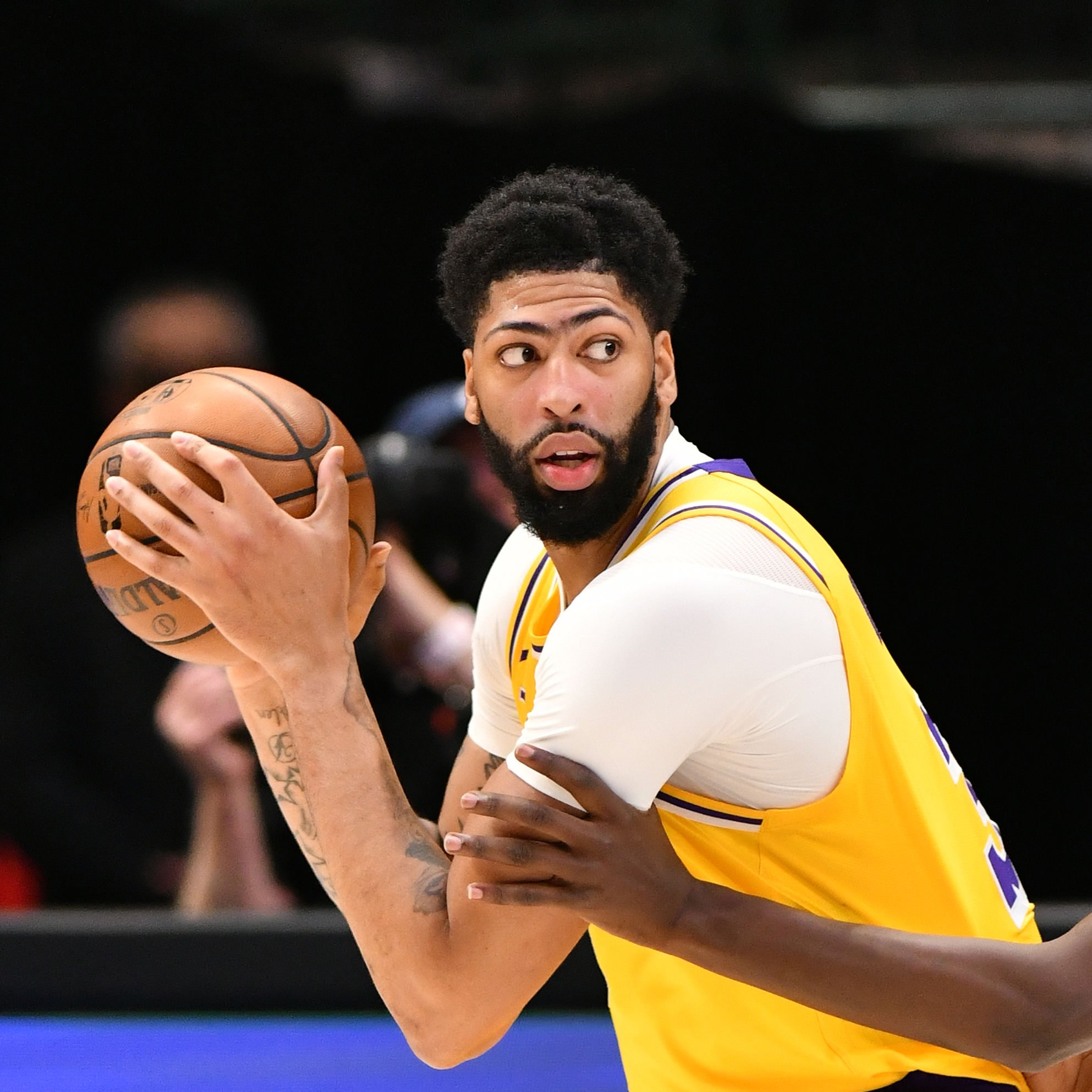 有失水准戴维斯本场进攻10中2防守端被对手9投6中