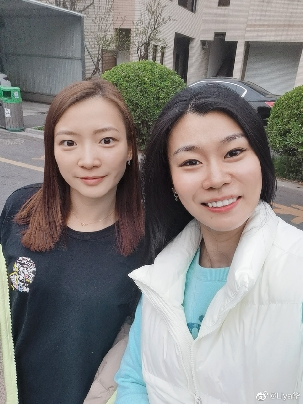 从照片可以看到,汤金华与黄雅琼相互依偎,对着镜头露出甜美的笑容,有