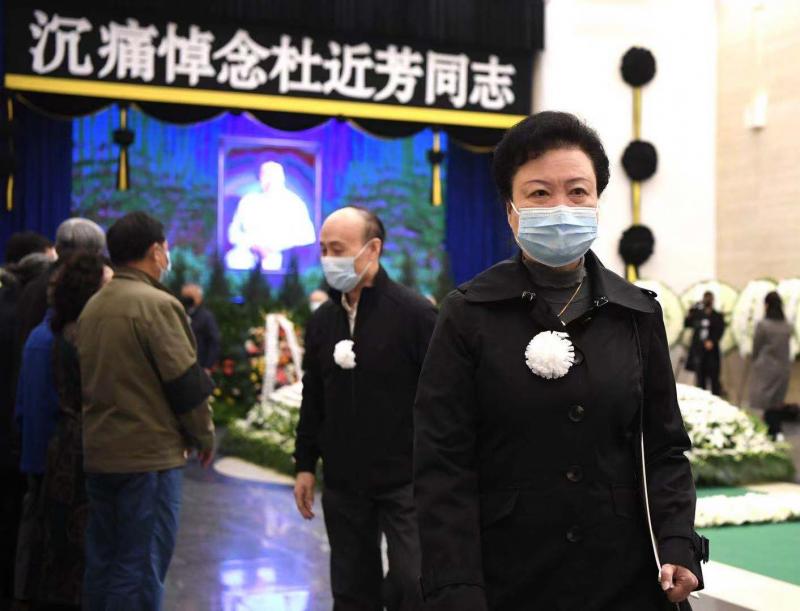 现场i芳华远去千余人送别杜近芳