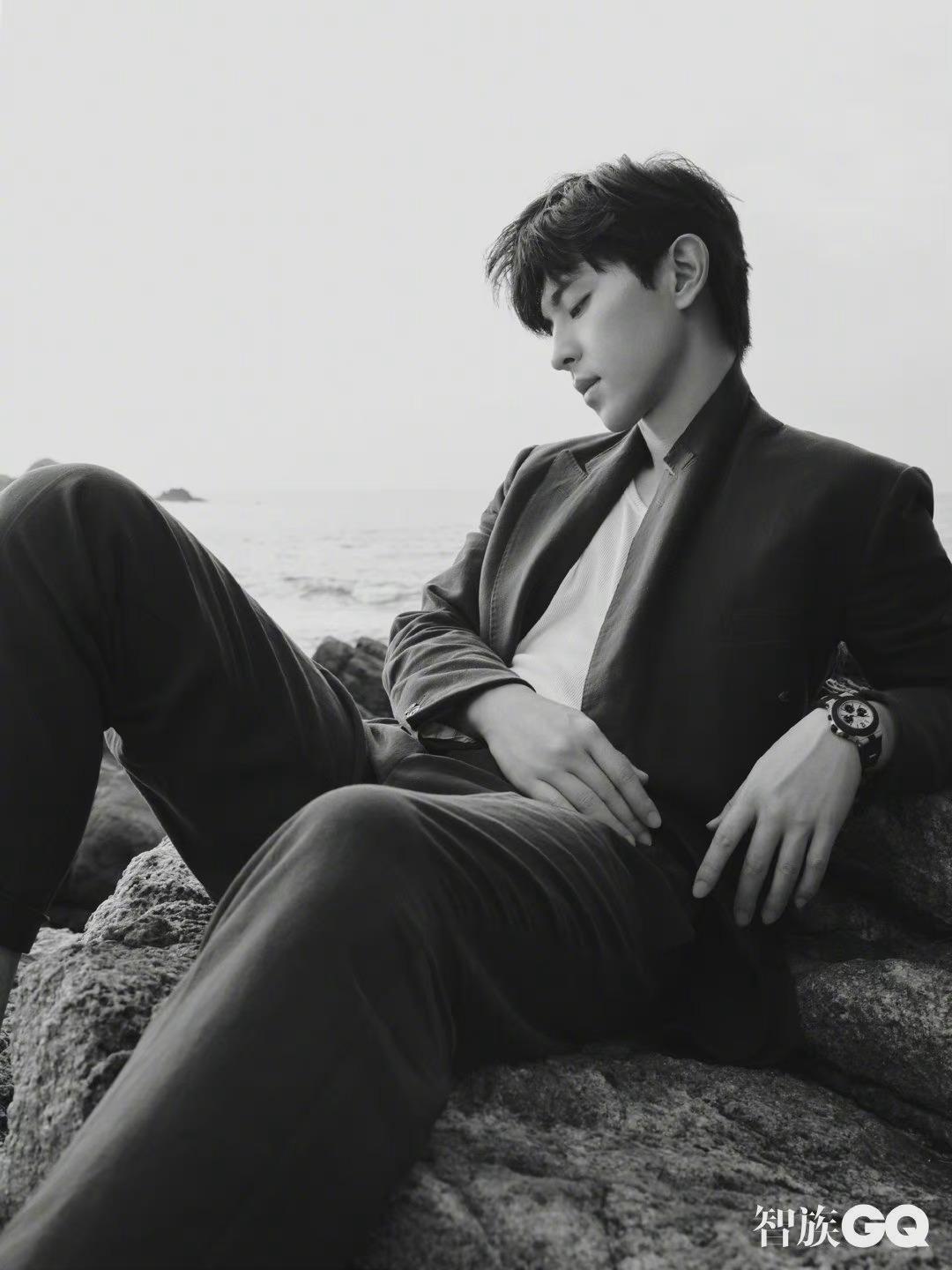 邓伦智族gq5月刊封面写真夏日海边的有型绅士