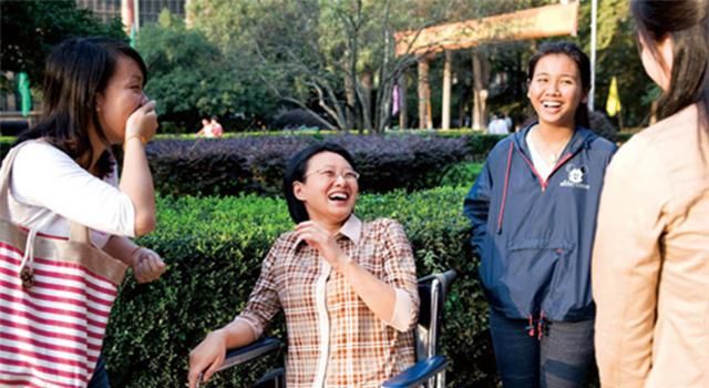 因误诊瘫痪的侯晶晶,29岁成我国首位轮椅博士,今是一流高校教授休闲区蓝鸢梦想 - Www.slyday.coM 因误诊瘫痪的侯晶晶,29岁成我国首位轮椅博士,今是一流高校教授休闲区蓝鸢梦想 - Www.slyday.coM