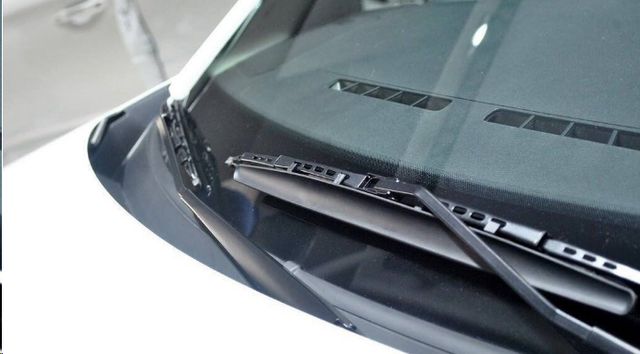 挡风玻璃出现油膜怎么办?记住这3个小技巧,车玻璃明亮又干净-新浪汽车