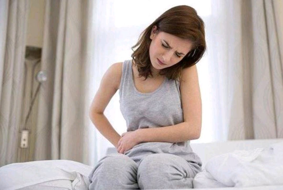 月经期间胸口轻轻一摁就疼，侧躺呼吸轻微疼是为什么？