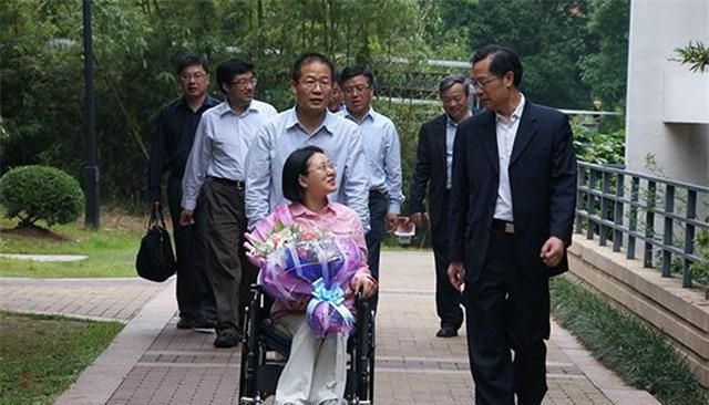 因误诊瘫痪的侯晶晶,29岁成我国首位轮椅博士,今是一流高校教授休闲区蓝鸢梦想 - Www.slyday.coM 因误诊瘫痪的侯晶晶,29岁成我国首位轮椅博士,今是一流高校教授休闲区蓝鸢梦想 - Www.slyday.coM