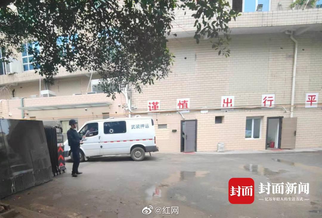 枪支走火击中同事，四川一押钞保安中枪身亡休闲区蓝鸢梦想 - Www.slyday.coM