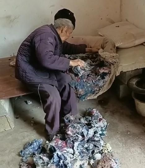 就像当地小贩用破衣服做成的棉布垫子.