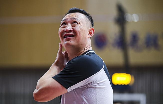 重罚裁判闫军广东两次过半场8秒违例都没吹篮协决不能轻饶他