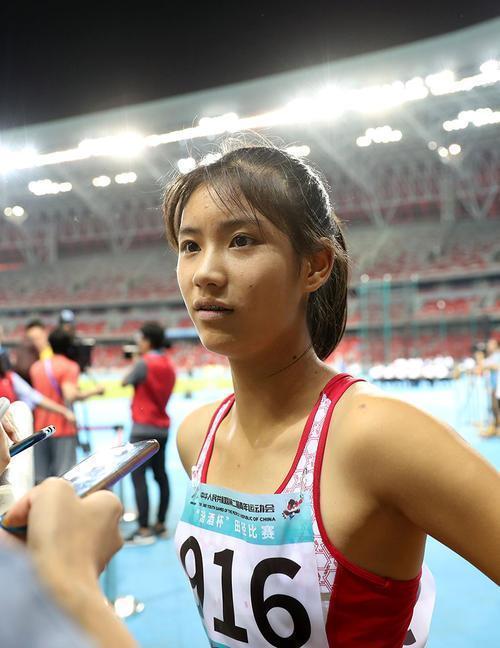 女子跨栏全球最强高中生这位18岁姑娘会成为女版刘翔吗